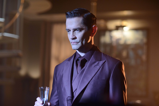 Selina Kyle et Bruce Wayne dans Gotham